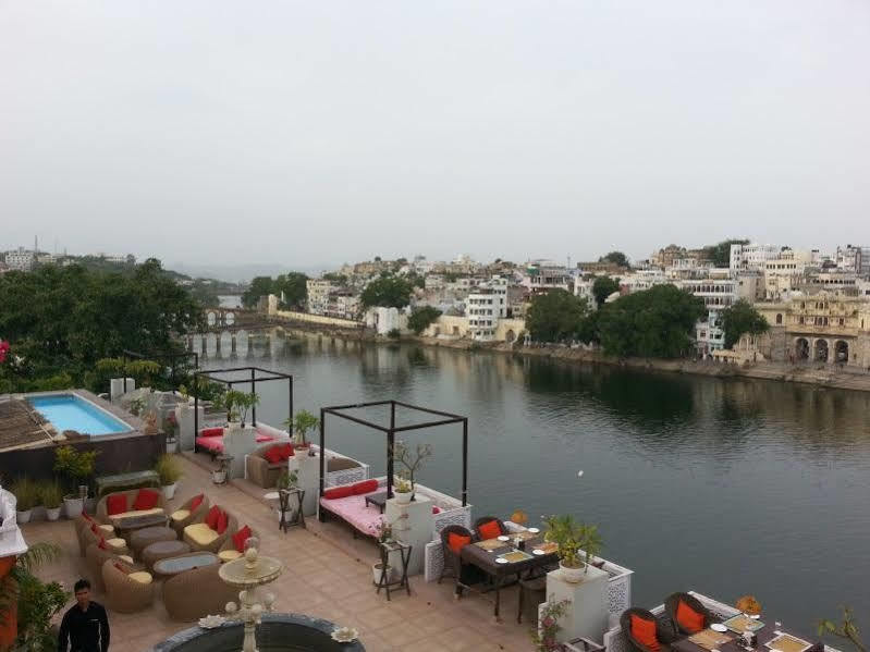 Lake Pichola Hotel Udaipur Ngoại thất bức ảnh